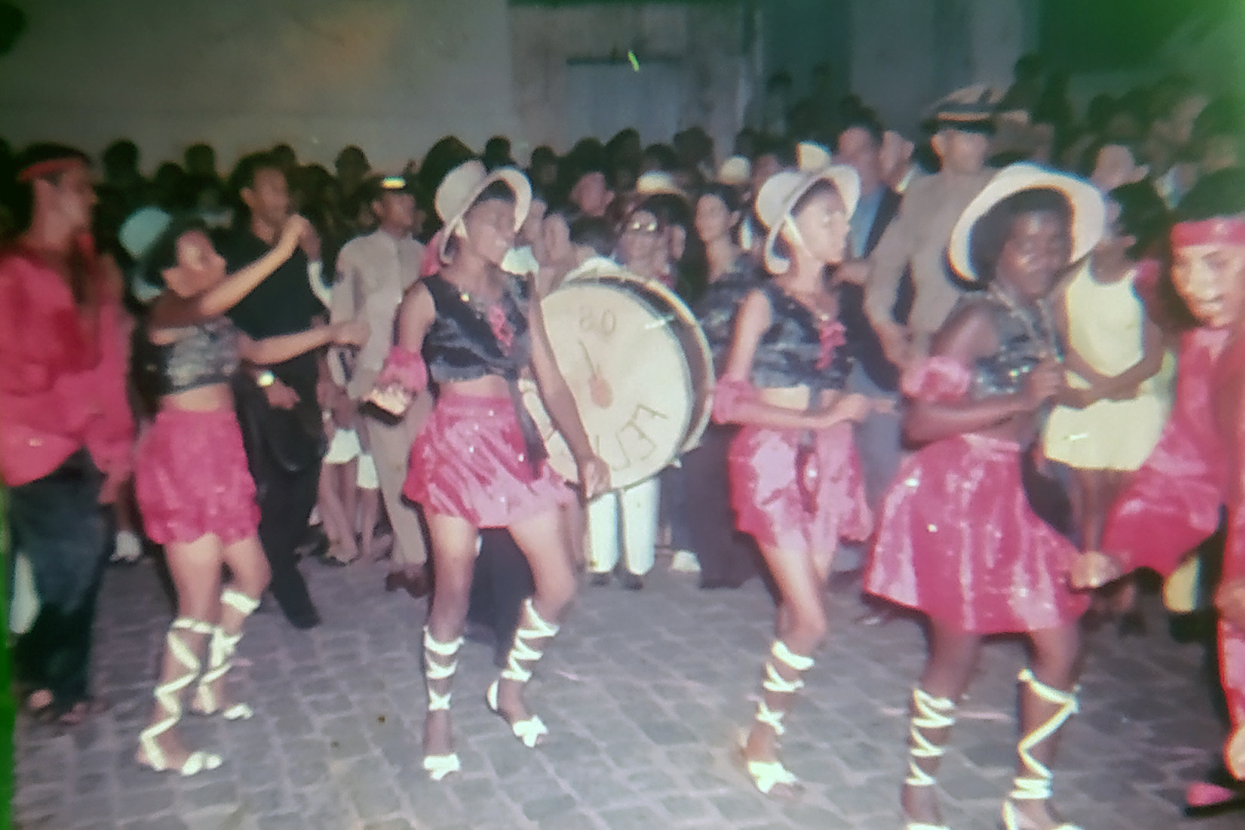 O Bairro Palmeiras é o mais antigo de Bom Sucesso-MG, era conhecido também como Carrapato, devido ao um quilombo que provavelmente deu origem ao Bairro. Neste Bairro tem uma forte presença da cultura afro-brasileira como Blocos de carnaval, baterias, e o Congado. Muitos líderes deste Bairro principalmente do Congado era reverenciados como feiticeiros.
